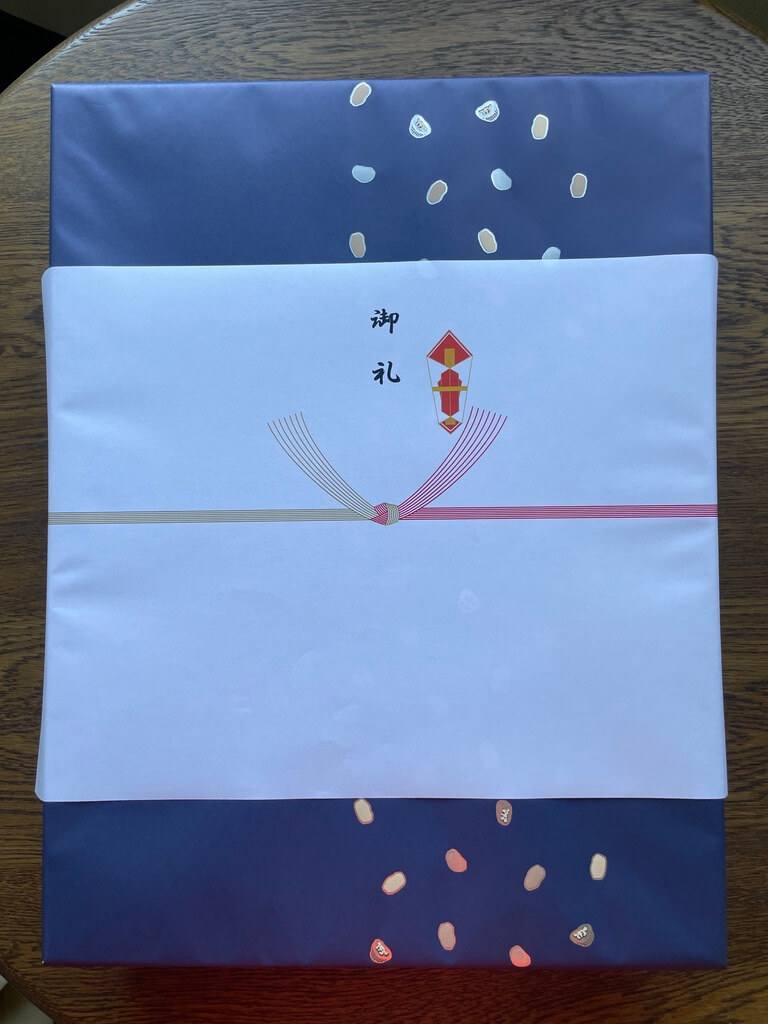のし紙が付いた水色の包装紙で包まれたサロンドロワイヤルのギフトセット。贈答用として上品に仕上げられている。