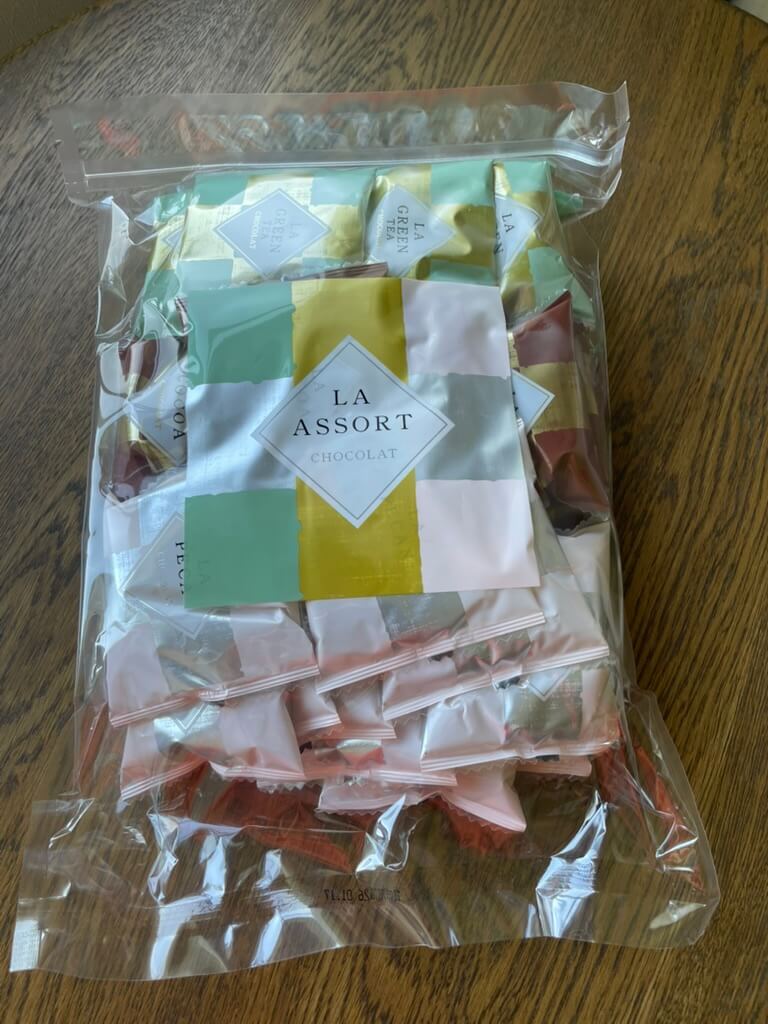 3種類のピーカンナッツチョコレートが個包装され、おしゃれな透明袋にまとめられたご家庭用セット。