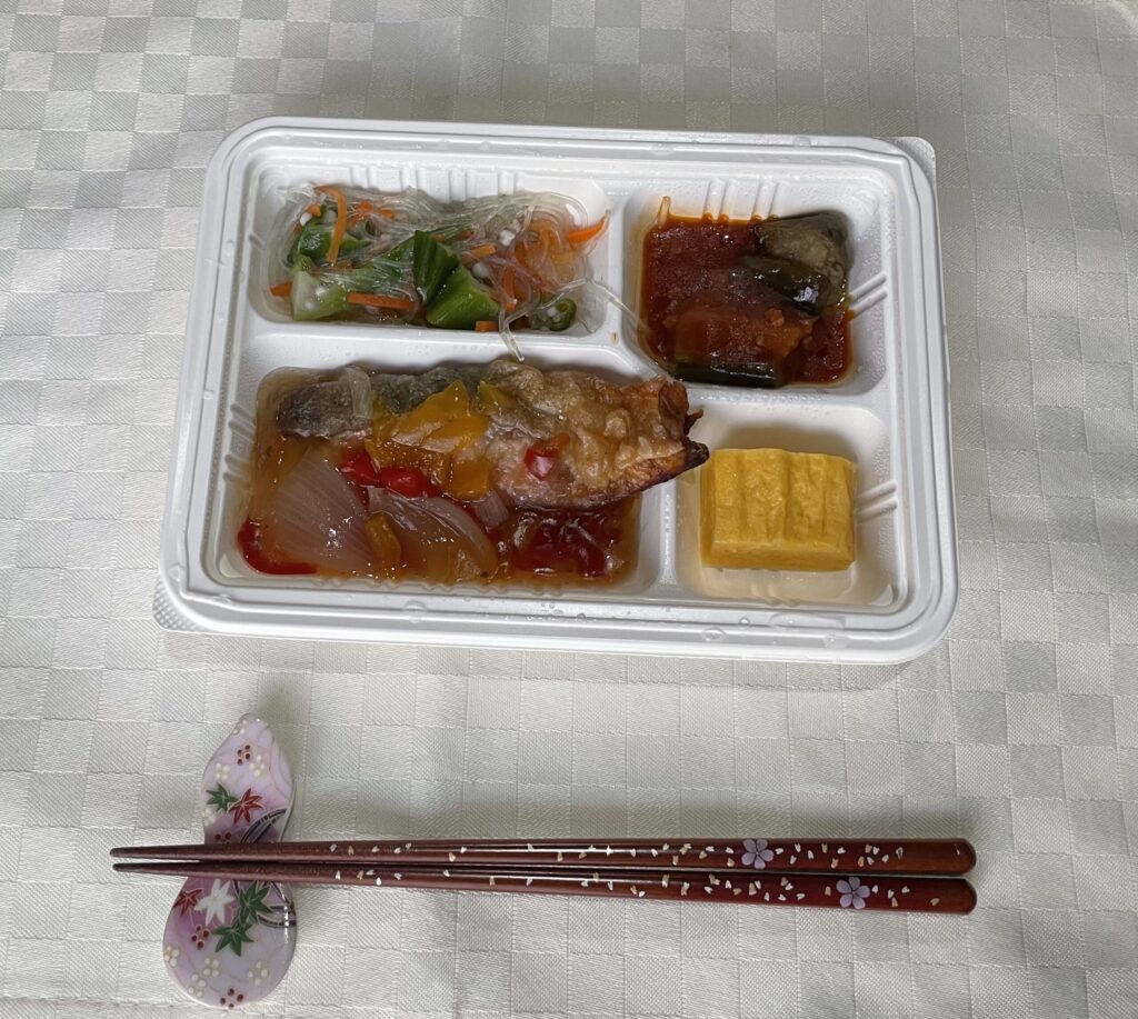 レンジ加熱後の宅配弁当。主菜・副菜・バランスよく詰められており、食べやすいワンプレート仕様。