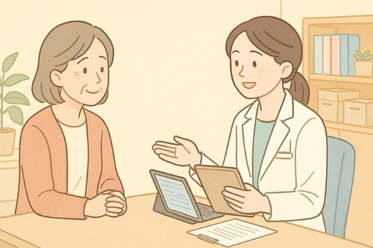 かかりつけ医に相談している50代女性。更年期の症状や健康診断について受診している様子。