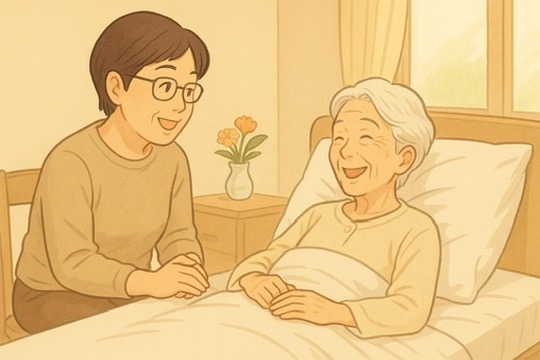 介護施設のベッドで穏やかに横たわる細身の白髪の母親と、そばに寄り添い笑顔で会話をするメガネをかけたショートカットの60代の娘。明るい室内には花瓶が置かれ、やさしく温かい雰囲気が伝わるイラスト。